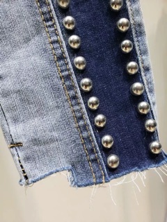 Quần jeans dài đinh tán tròn