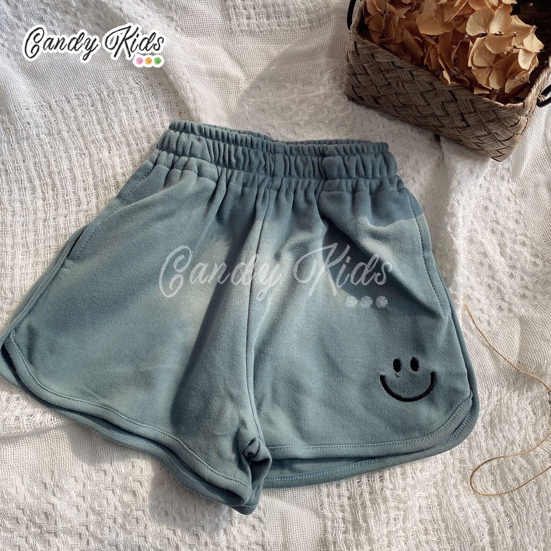 Quần Short Cotton Thêu Hình Mặt Cười Cho Bé 1-8 Tuổi