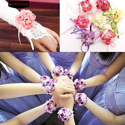 Vòng hoa đeo tay đám cưới cho phù dâu