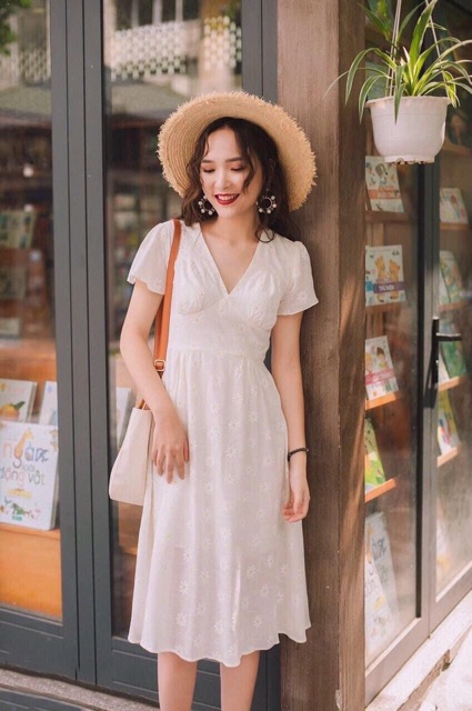 ĐẦM CÚC TRẮNG RÃ CÚP CỔ V