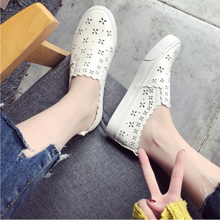 Giày slipon đục lỗ hoạ tiết bông hoa