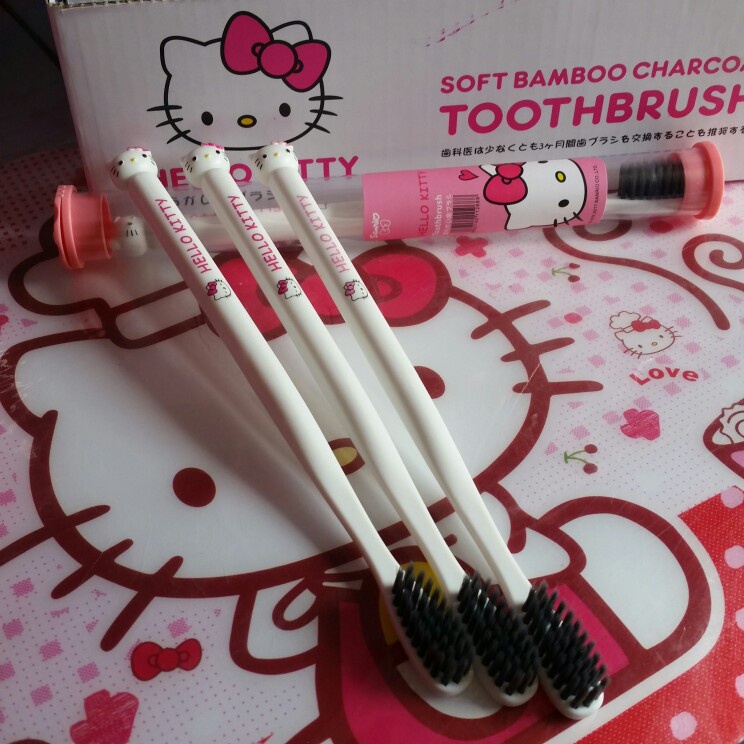 1 bàn chải đánh răng than tre lông siêu mềm mịn không gây chảy máu hình hello kitty dễ thương cho bé