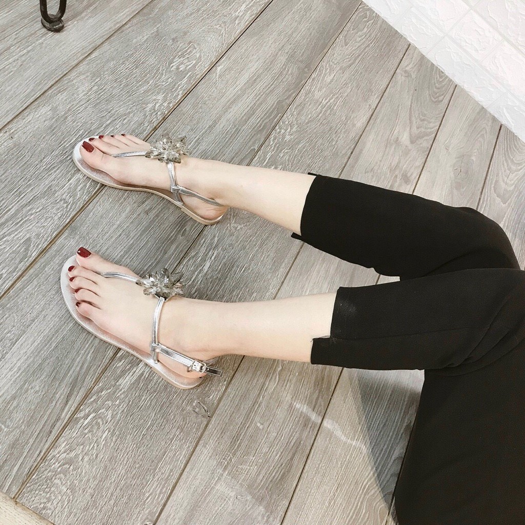 Sandal Nữ Dây Mảnh Đế Bệt - Giày Sandal Nữ Xỏ Ngón Điính Đá Cực Xinh Cho Các Chị Em Dạo Phố, Đi Làm Điều Đẹp