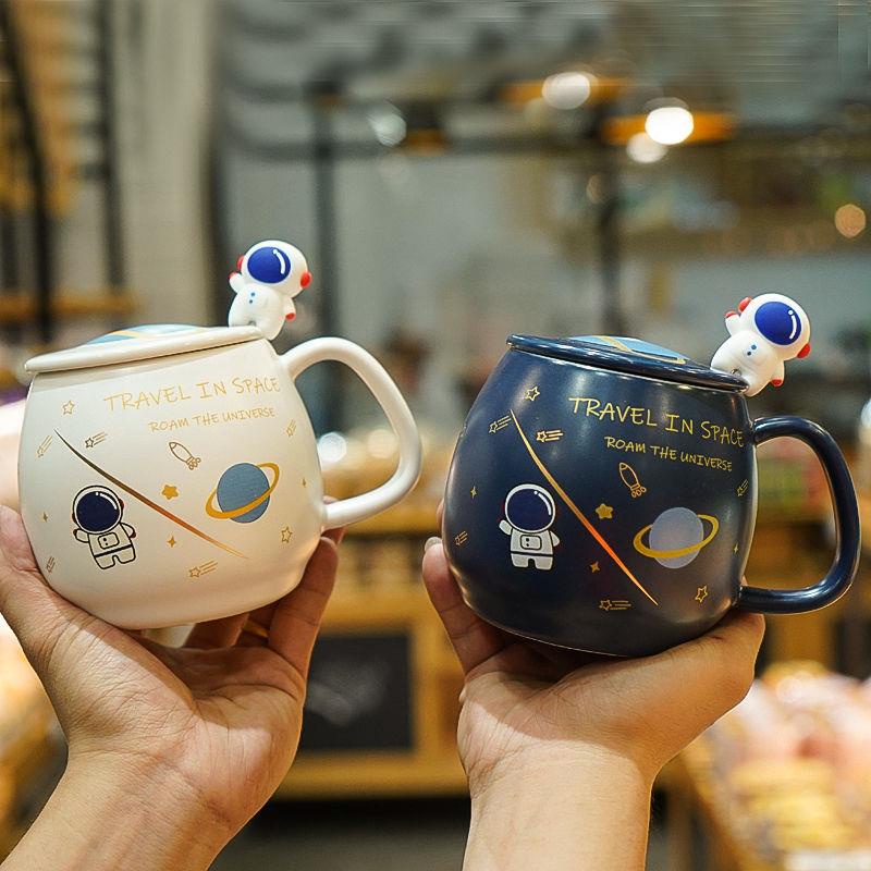 Ly uống nước bằng gốm sứ in hình phi hành gia Starbucks có nắp và muỗng cho học sinh