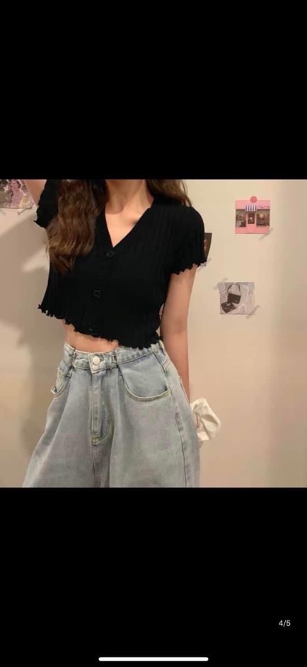 Áo len croptop cúc to cổ tim
