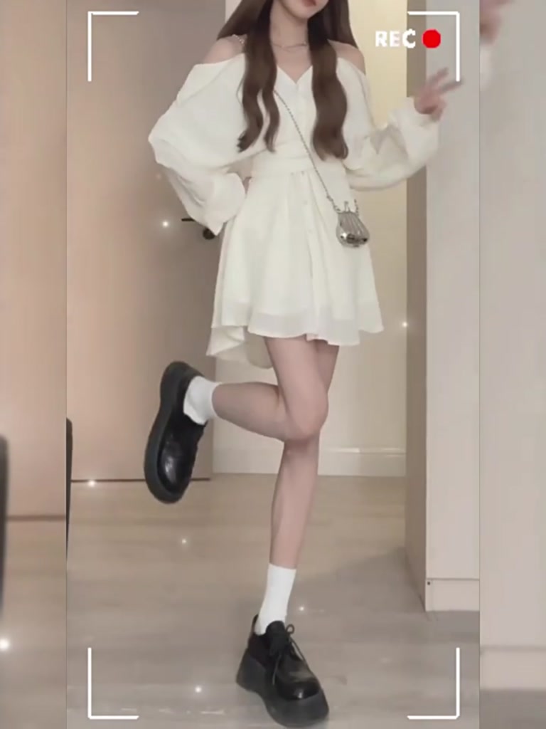 (2 lớp) Set váy áo sơ mi dài tay hở vai hai lớp cổ chữ V kèm quần short ngắn mùa hè mới nhất | BigBuy360 - bigbuy360.vn