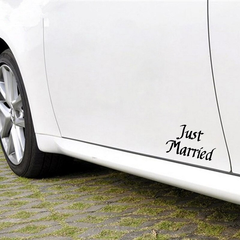 Miếng sticker &quot;JUST MARRIED&quot; dán trang trí ô tô 15.7cmx9.7cm