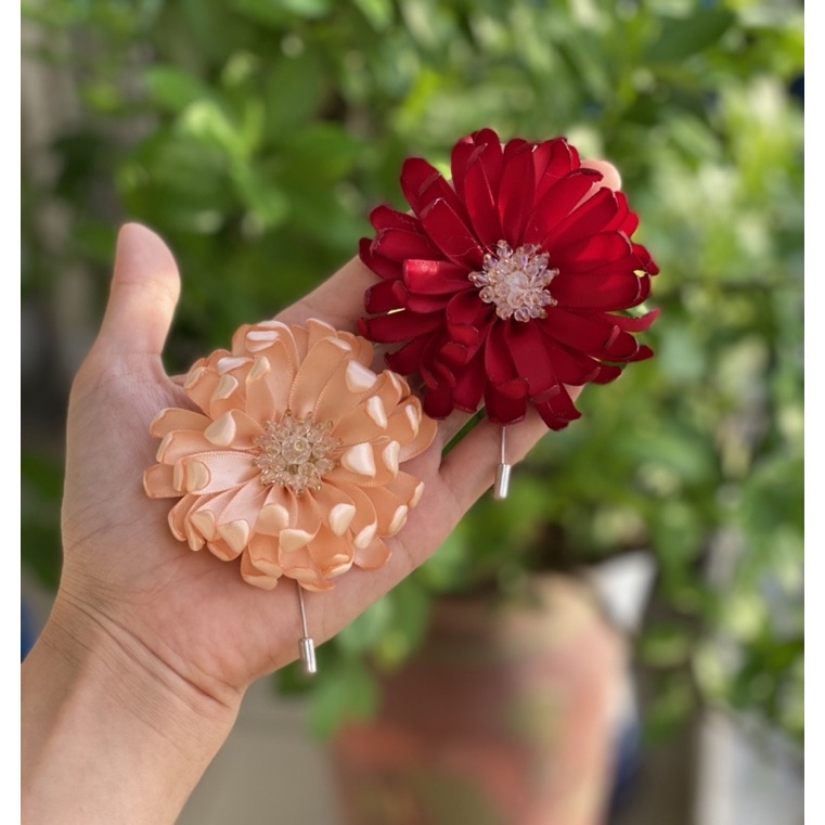Hoa cúc satin cài áo nhuỵ ngọc siêu đẹp