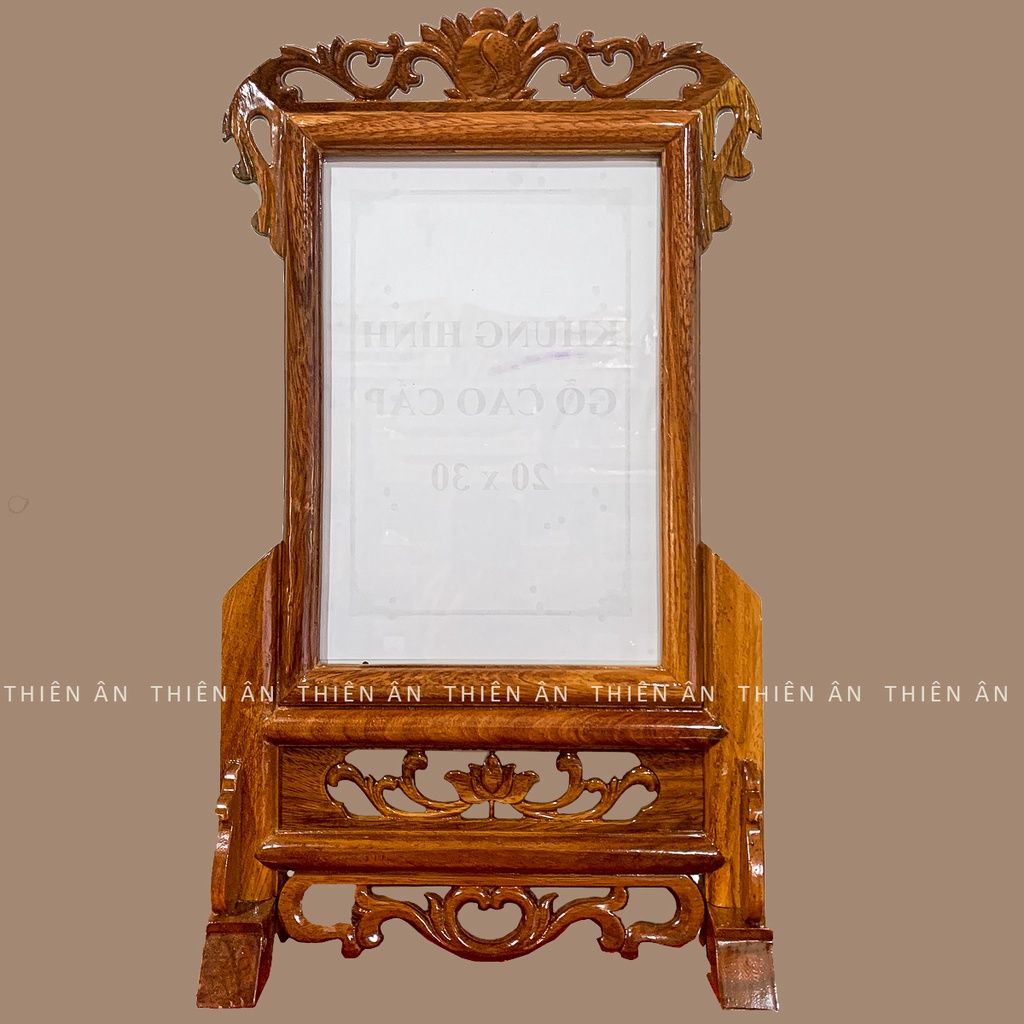 Khung hình thờ  chất liệu gỗ Gõ Đỏ màu nâu sáng, điêu khắc hoa văn đẹp, có 4 size