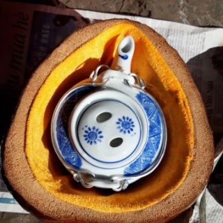 Vỏ dừa giữ ấm trà hoa văn trang trí