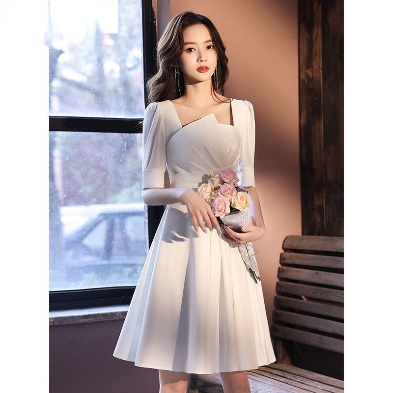 Đầm trắng ôm eo cao lệch tà thời trang mùa thu 2021