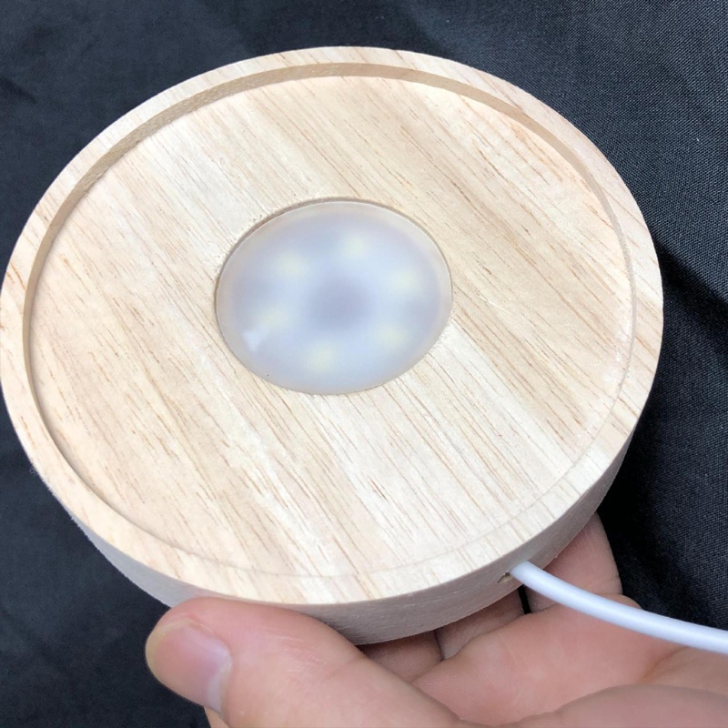 Đế tròn bằng gỗ có đèn LED dùng trưng bày pha lê đẹp mắt