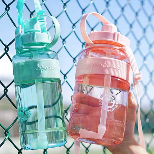 Bình nước nhựa,bình uống nước bằng  nhựa 1000 ml kèm ống hút quai đeo