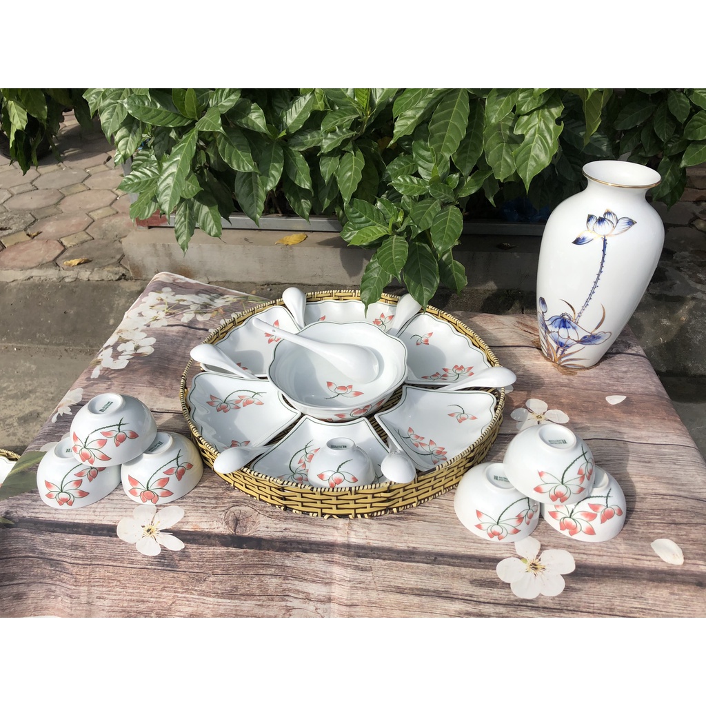Set bát đĩa muỗng sứ trắng hình mặt trời cánh lượn vẽ hoa sen - Gốm Bát Tràng