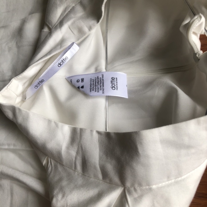 Chân váy trắng Dottie