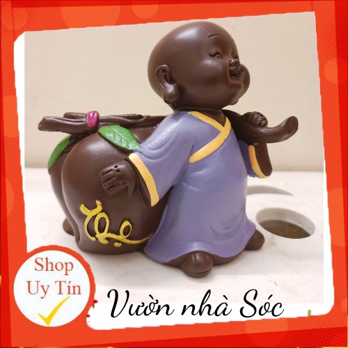 Tượng chú tiểu cõng qủa Táo chữ Thọ ( MẪU MỚI) - Chậu trồng cây , Decor phòng, xe hơi, bàn trà - Quà tặng ý nghĩa