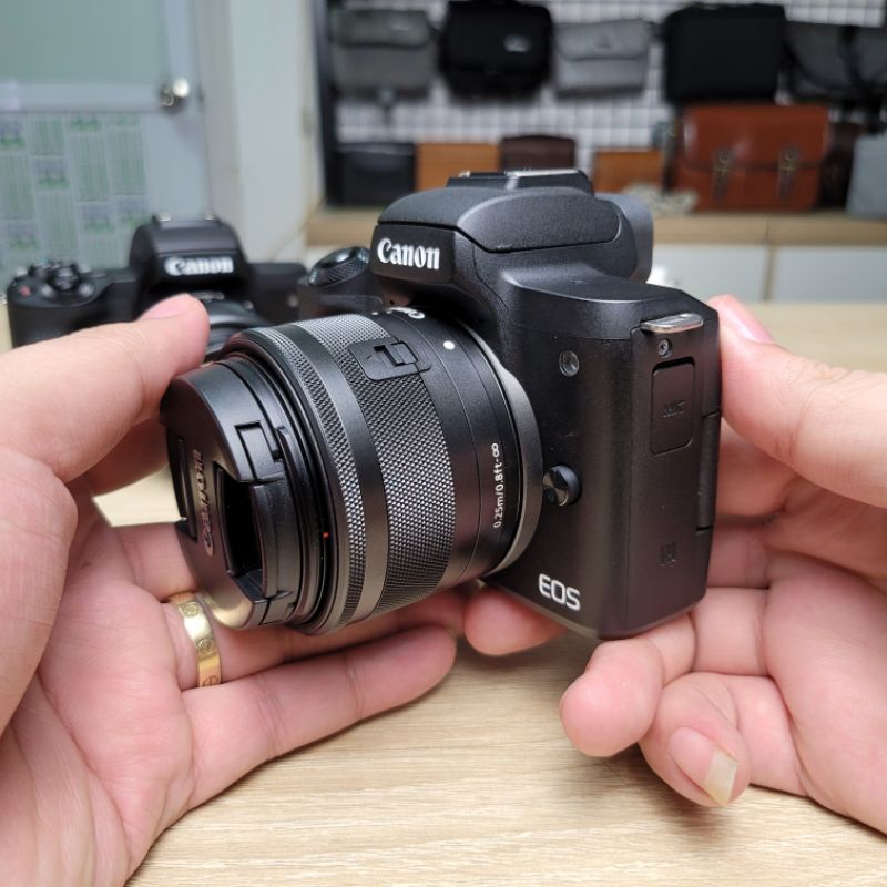 Máy ảnh canon M50 và lens kit 15 45 f3.5 - 5.6 stm