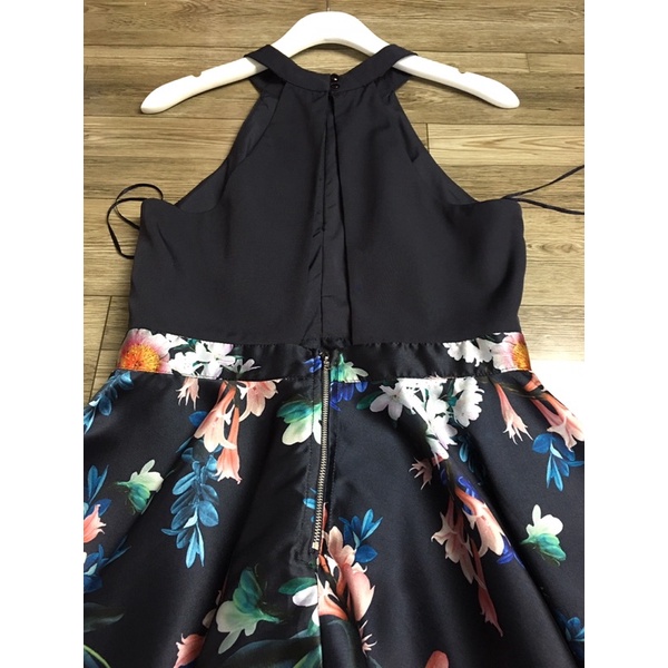 Đầm cổ yếm Úc