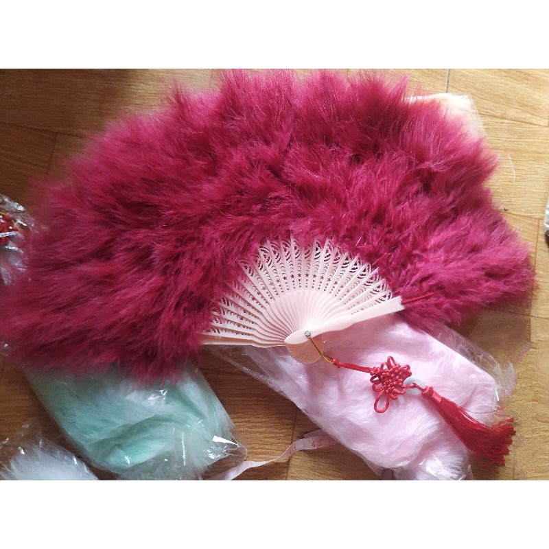 Quạt lông và kẹp tóc lông nhiều màu