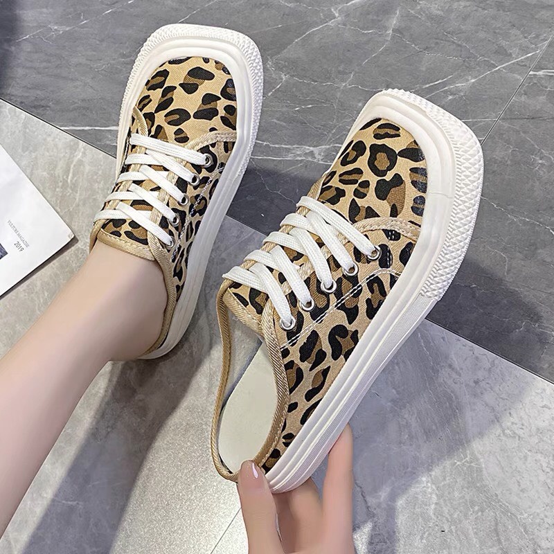 Giày sục nữ mũi vuông nhiều màu cá tính. Chất liệu vải mềm đi êm chân, không gây mùi, thoáng khí. Dễ phối đồ