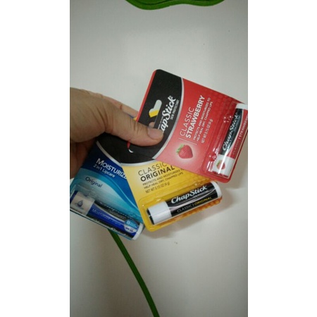 Son dưỡng mềm môi Chap Stick không màu.