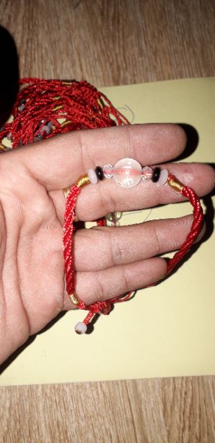 Vòng tay may mắn màu đỏ kèm 5 viên đá pha lê nhiều màu sắc