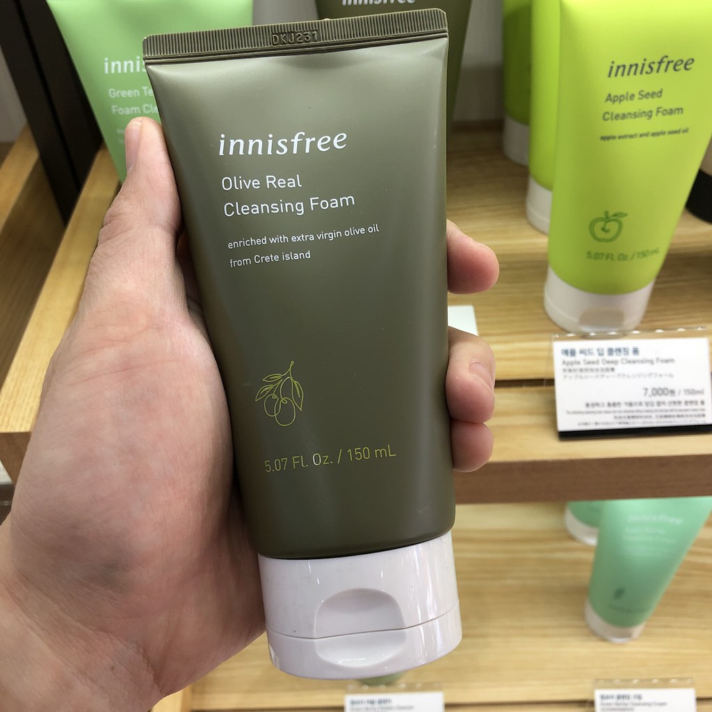 Sữa rửa mặt cung cấp độ ẩm từ Olive Innisfree Olive Real Cleansing Foam