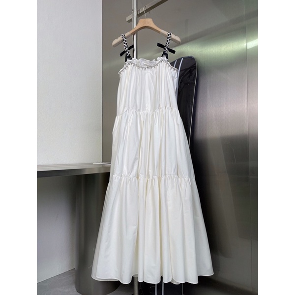 Đầm maxi hai dây trắng đính đá nhẹ nhàng mà sang trọng tinh tế
