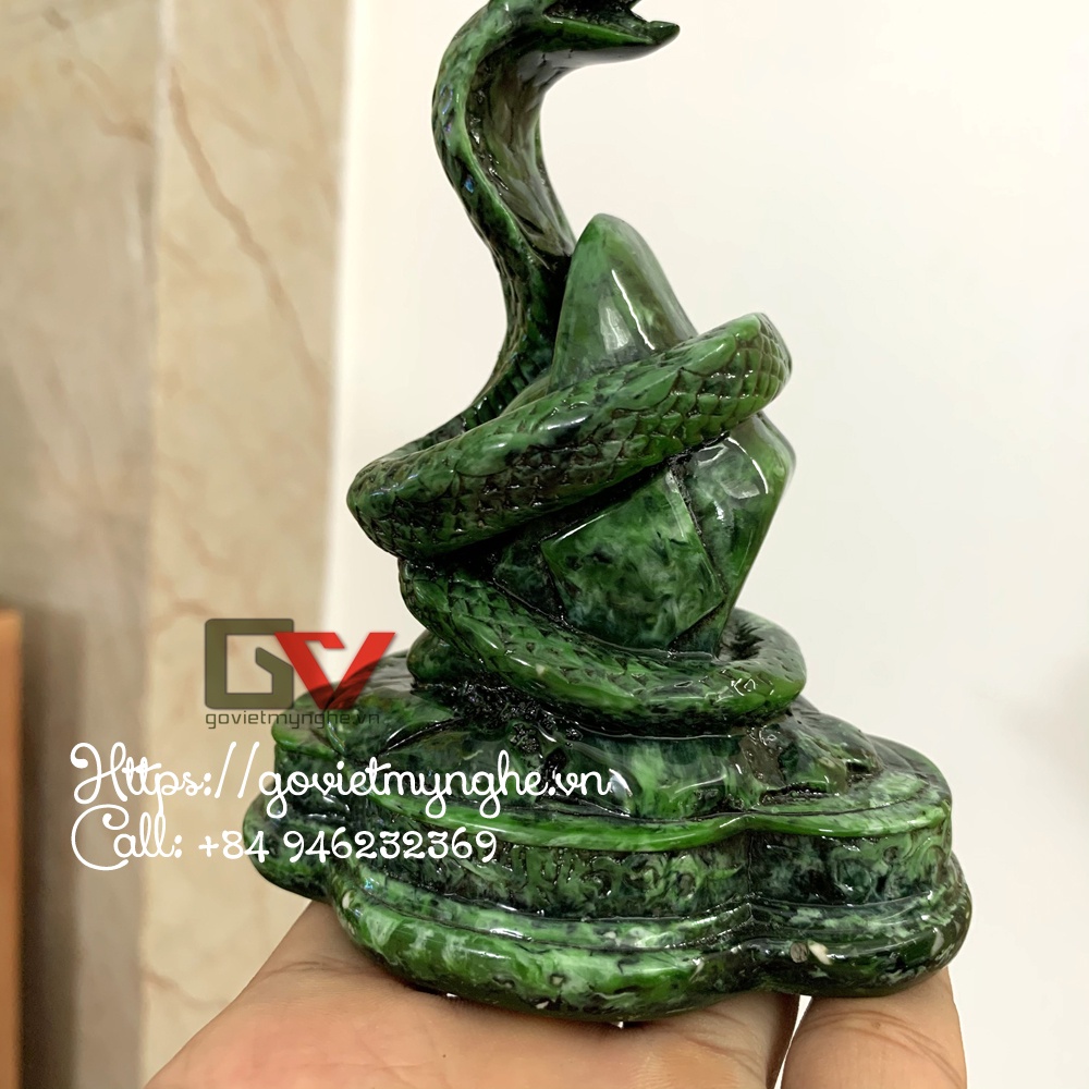 Tượng đá phong thủy trang trí hình con rắn - tượng rắn ôm thỏi vàng trang trí bàn làm việc - Cao 11cm - xanh lục bích