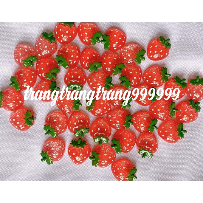 Charm dâu tây ánh nhũ