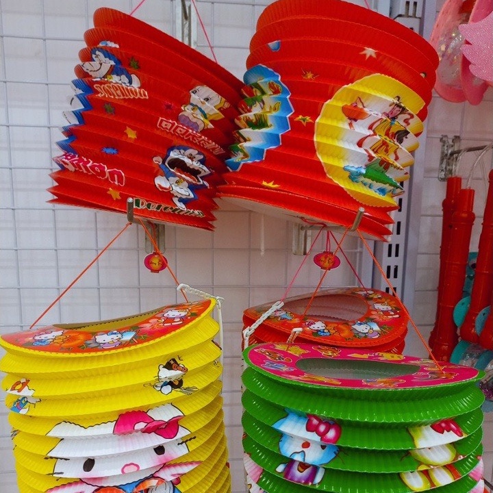 Lồng đèn giấy hình tròn trụ nhiều màu sắc