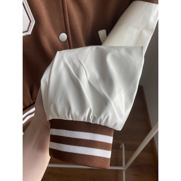 [Mã FAMARAL1 giảm 10K đơn 50K] Áo khoác varsity jacket màu nâu logo B dáng ngắn có túi