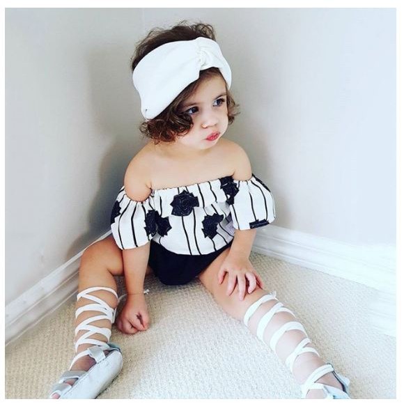 Set áo hoa trễ vai kèm quần cho bé