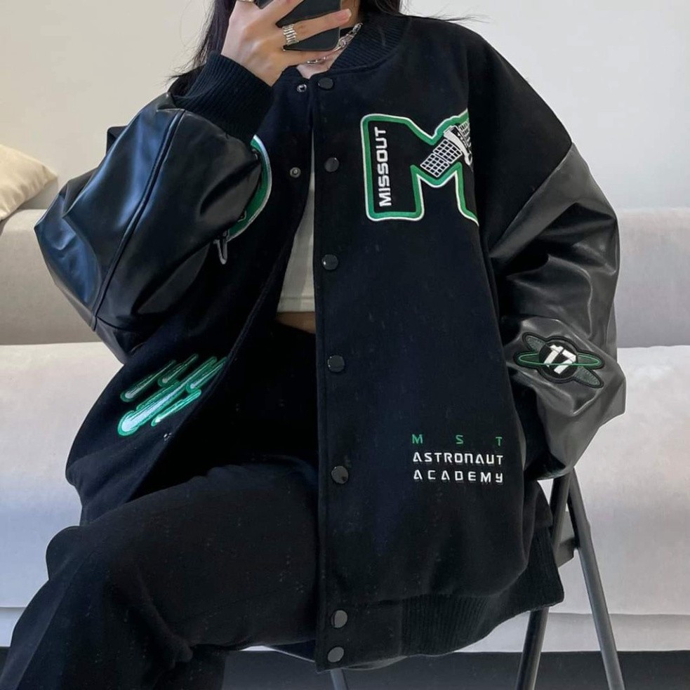 Áo bomber tay phối da họa tiết chữ M form rộng unisex - Áo khoác nam nữ  tay da kiểu cúc bấm trẻ trung | BigBuy360 - bigbuy360.vn