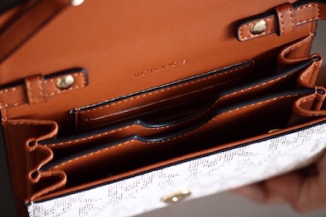 Túi MICHAEL KORS trắng JET SET