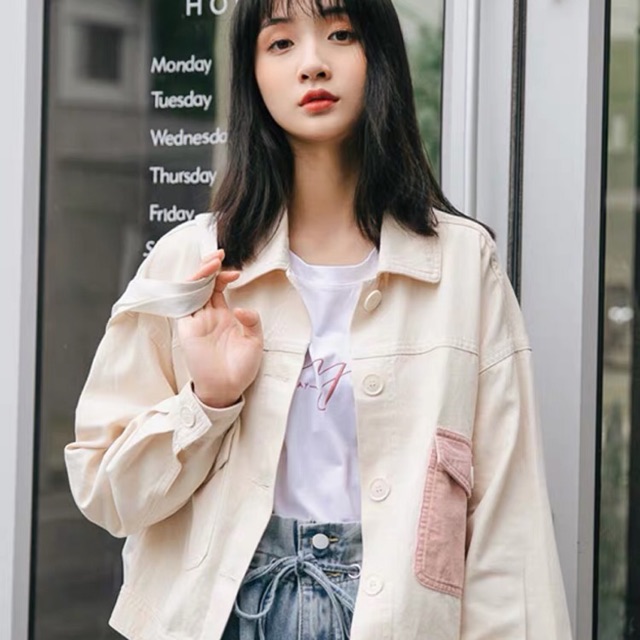 Áo Khoác Denim Trắng Kem Phối Túi Hồng Xinh