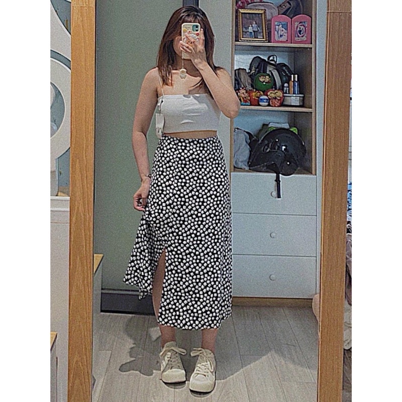 Chân váy midi xẻ đùi