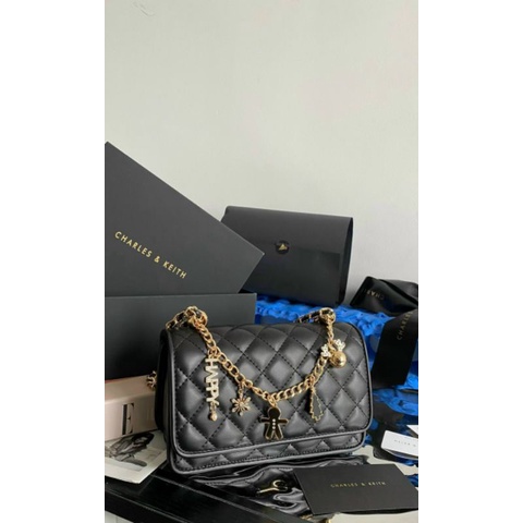 Túi Charles Keith* CNK da mềm chần ô, xích tháo rời được