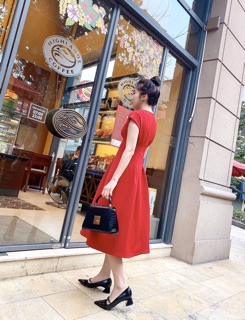 Váy chiết eo chờm vai