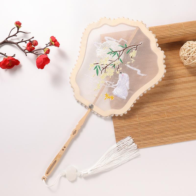 Quạt Tay Cầm Ngắn Thêu Hình Người Ngoài Hành Tinh Phong Cách Trung Hoa Cổ Điển