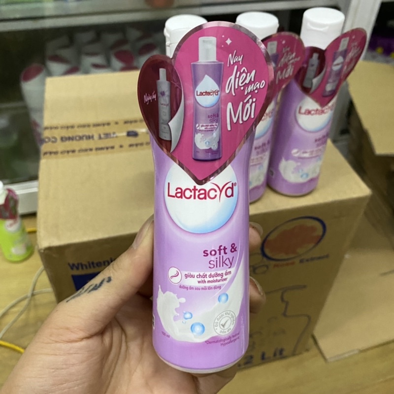 Dung dịch vệ sinh phụ nữ Lactacyd soft &amp; silky hộp 150ml