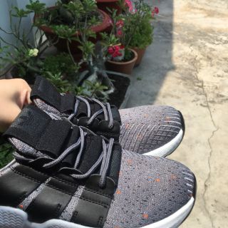 GIÀY THỂ THAO XÁM CHẤM CAM