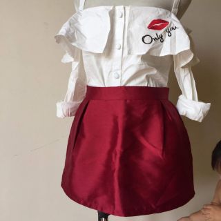 Sét áo sơ mi hở vai chân quần váy đỏ