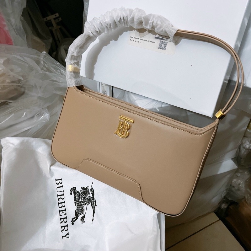 Túi kẹp nách siêu đẹp Burberry, có khoá kín miệng, chi tiết sắc nét full box