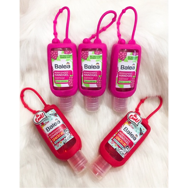 Gel rửa tay khô diệt khuẩn AVEO VÀ ISANA có dây treo cực thơm và tiện lợi.