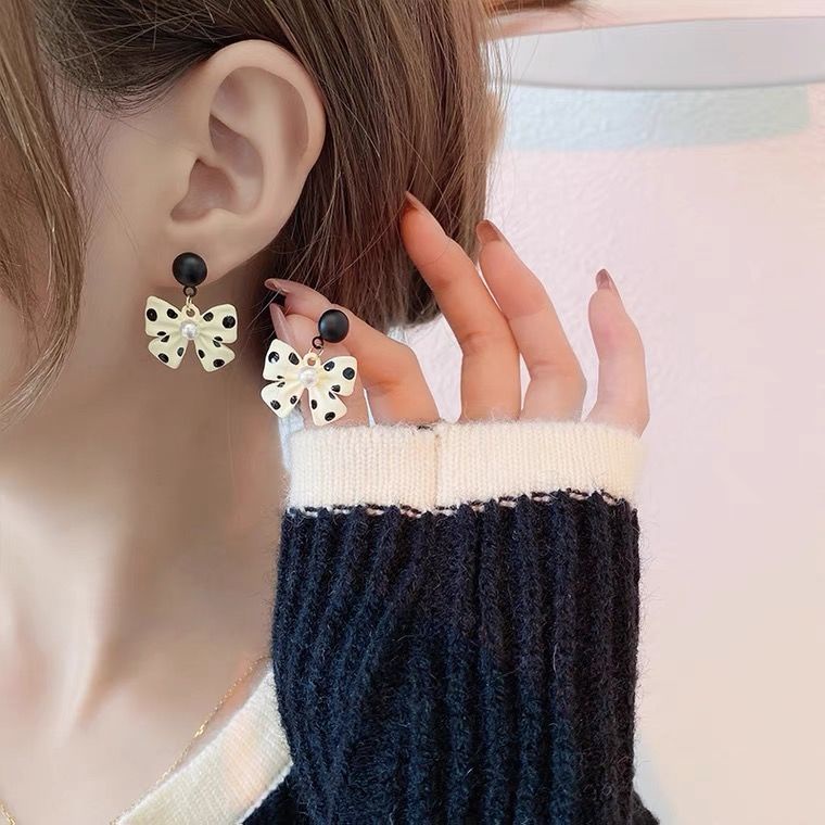 Khuyên Tai Hình Nơ Chấm Bi Đen Phong Cách Ngọt Ngào Cổ Điển