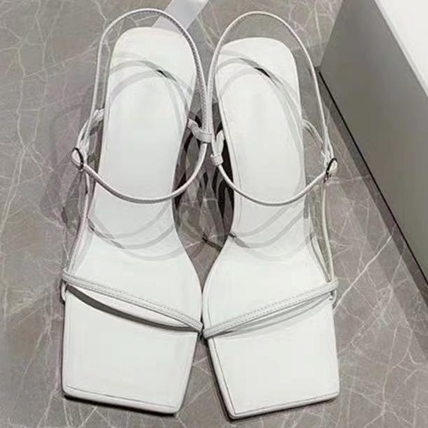 Giày sandal nữ mã LTS22 mũi vuông cao 7cm có 2 màu trắng và đen