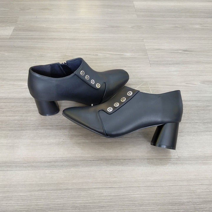 Giày boot nữ cổ thấp 5 phân hai màu đen kem hàng hiệu rosata ro289 | BigBuy360 - bigbuy360.vn