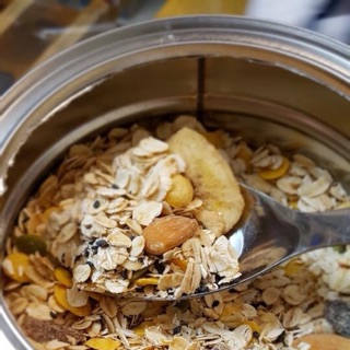 Hộp ngũ cốc ăn kiêng cho ng béo và đặc biệt cho bà bầu mà vẫn đủ năng lượng cho bữa sáng chỉ cần cho ngũ cốc với sữa chu