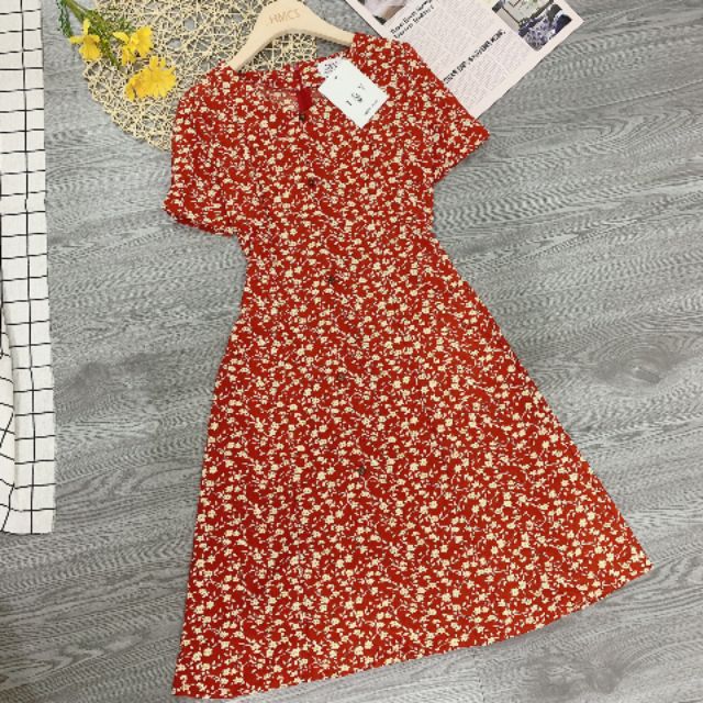 Váy hoa đỏ cổ tim